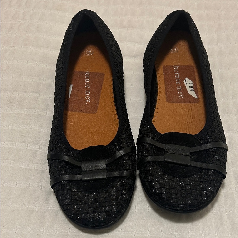 bernie mev. Black Textured Flats with a Flat Bow